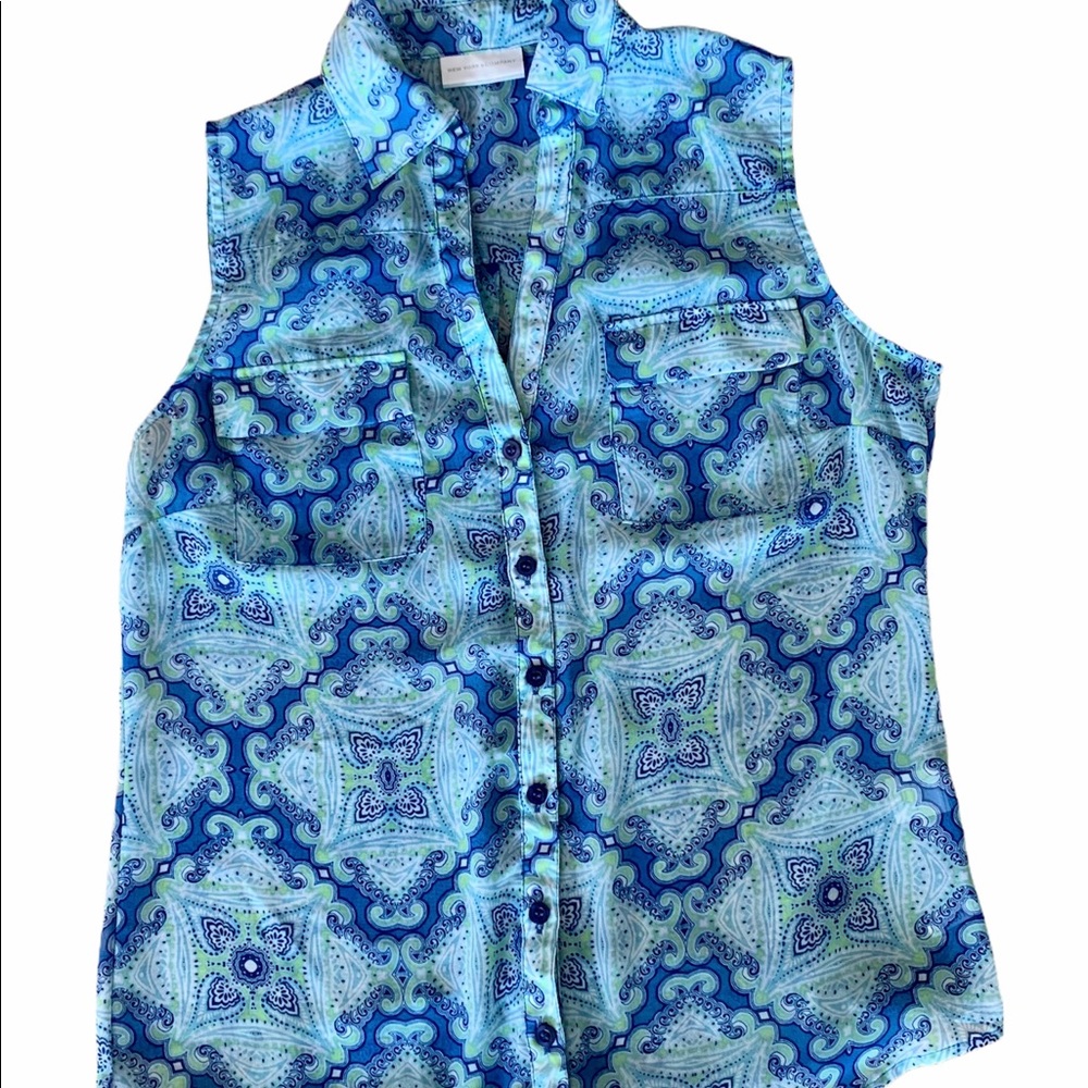 New York & Co. Blue Paisley Sleeveless Button Down